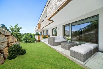 Garten begrünt, Terrasse möbliert