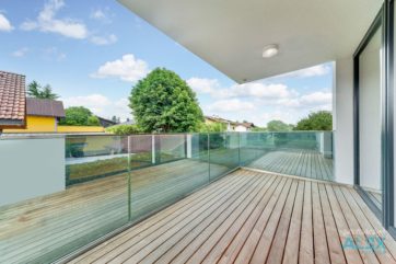 Der Bakon m. Blick Richtung See Balkon m. blauem Himmel
