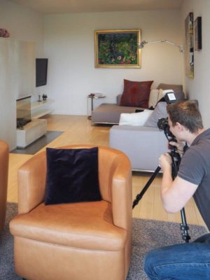 Alex am Fotografieren eines Wohnzimmers Architekturfotograf
